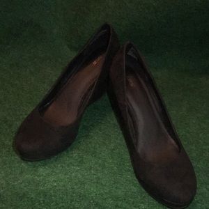 Size 8, black wedges!